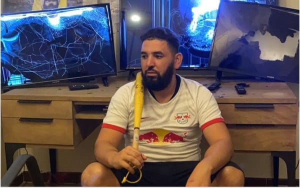 Mohamed Henni dégoûté par la victoire du PSG, il détruit 3 télévisions