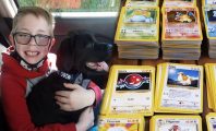 Un garçon de 8 ans vend ses cartes Pokémon pour sauver son chien