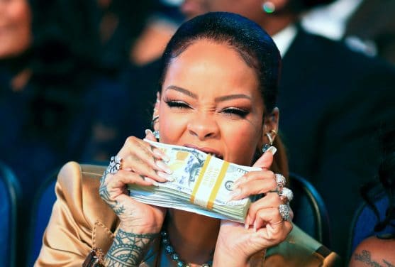 Rihanna en pause musicale : elle devient la chanteuse la plus riche au monde