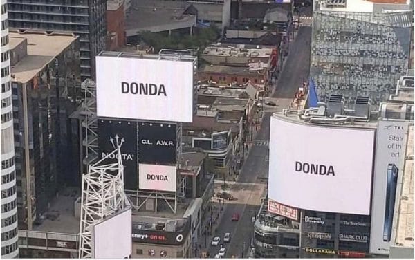 Kanye West nargue Drake en louant des écrans dans sa ville natale pour DONDA