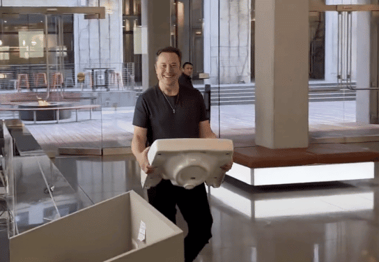 Elon Musk débarque au siège de Twitter avec un lavabo dans les mains