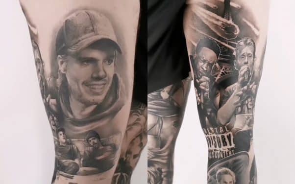 Un tatoueur rend hommage au rap français sur une jambe entière